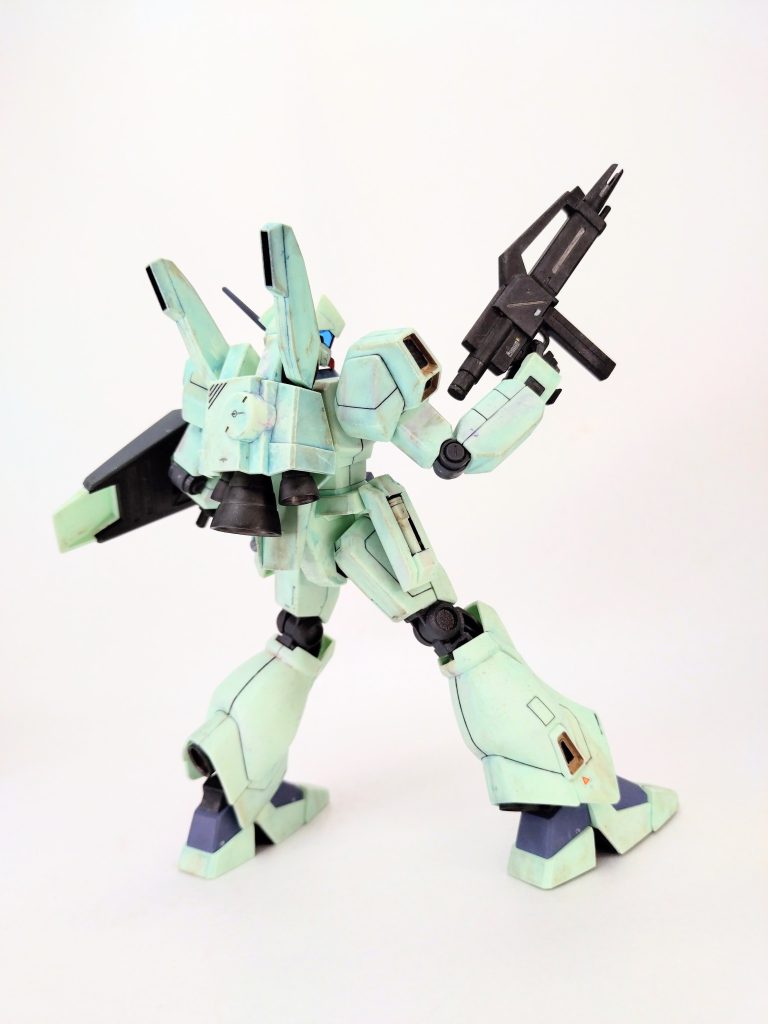 ちなみに、レイヤー、ギルボア、ガウマンは正確な年齢は不明ですが「20代後半」とかくらいの設定はあるので「たぶんこの辺でしょ」って所にしてます。±1くらいはある可能性。フォウ・ムラサメ等の女性キャラ数名は年齢不確定な上にソースによって振れ幅がデカかったりするので省きました。ララァもハッキリした事はわかりませんが、「アムロより上　シャアより下」なので17くらいですかね。…兄さん、妹と同い歳の女子相手に「母になってくれる」云々はなかなかキモいぞwあと、こんなネタやってて最後に言うのもアレなんですが…アムロは公式では15歳となっていますが、誕生日が11/4で(オデッサ作戦の少し前。ランバ・ラルの戦死が11/5)、実際ジャブローで年齢を訊かれた時には16と答えています。となると、学年ではハヤトの１つ上になるんかも(ハヤトの誕生日不明)…でもアムロ、逆シャア公式で29歳なんよね…３月だから計算合ってるのか……てーことは、アムロは学年的には実際は+1っぽい。 細けぇことを言い出すと他のキャラも誕生日まで調べないといけませんが、まぁ、とりあえず普通に調べて出てくる年齢でやっております。