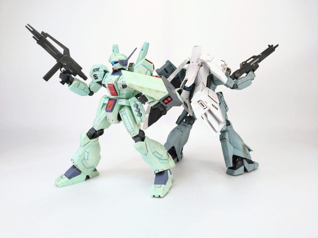 最後に、このジェガンは名無し一般兵用として無加工成型色でサクッとやってますが、ウェザリングカラーでの汚し(ウォッシングと言うほどは塗ってない)を白、青、紫と過去最多の３色でやってみました。バックパックとかやり過ぎたけどw　