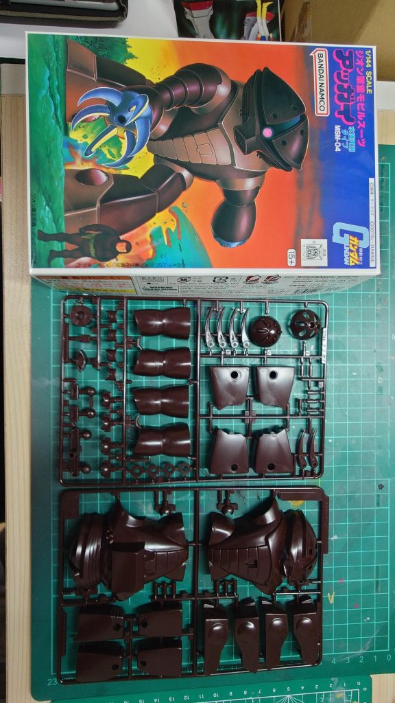 まずは開封から。この絶対に再現できない動きのパッケージ、最高です(笑 )それと、色々な方がおっしゃっていますが、ランナーが本気でチョコに見えます。このまま飾っておきたいくらい、素晴らしい成型色!←作ることから逃げようとしている…