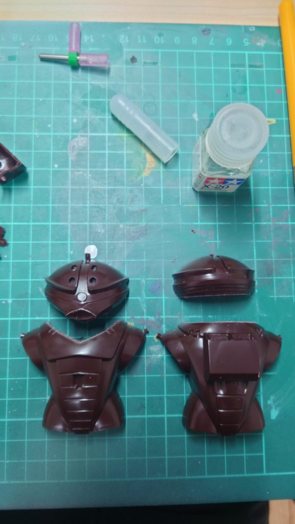 気を取り直して製作へ行きます。このキット、手を加える余地がないくらいの可愛さですが、顔の平たさだけがどうしても気になったので…エナメルで思い切って断頭!