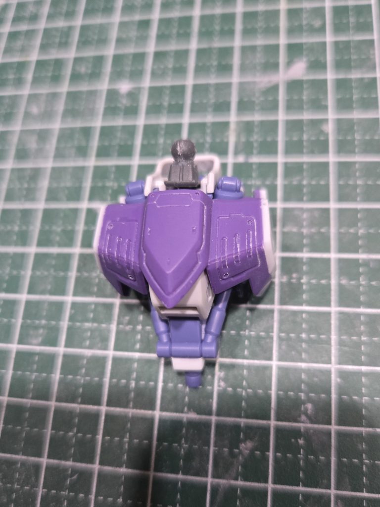 胸部を中心にプロポーションを調整しました。胸部装甲と腰部を延長、首は少々短くしました。