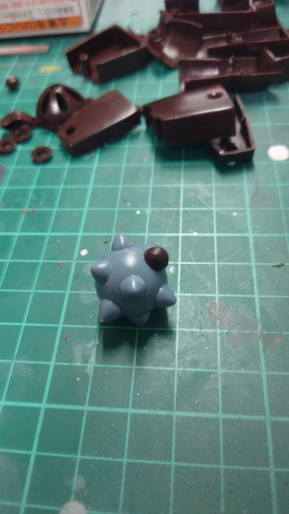 追伸、友人から譲り受けた旧キット武器セットのガンダムハンマー。製作途中でうっかりトゲを1つ無くしてしまい、ランナーから作ったチョコチップで補強します。こちらのハンマーも後に悲劇を生むのでした…。( 近日中に武器セットの作品も投稿予定です)