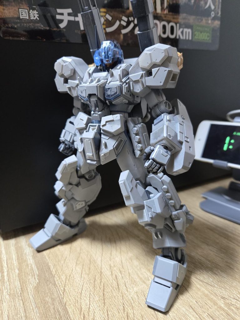 今回はガンダムベースで買ったクリアカラーのMGを改修しているため、ディテールやパーツ構成が中々判別しにくく(;´Д`A ```なので先に捨てサフ→ディテールアップ・改造→下地作り→塗装の順で製作しています。今回使用したサフは、プライマー入りの缶サフだったので、ABSにプライマーを塗布する手間を省いています。