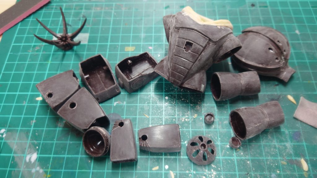 エポパテを盛ってマフラーを作って頭の傾きを修正です。( 時間の都合を言い訳にきちんとならしていないです…)それ以外は優秀な?キットのままです。ちなみに今回のキットの大事なコンセプトは写真左上になります。