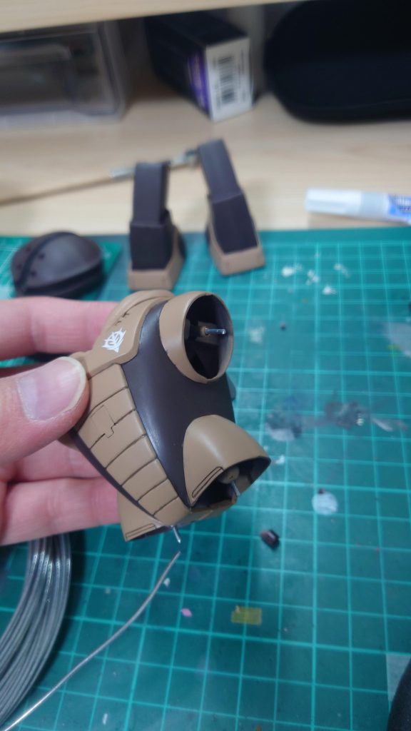 四肢の接続はもともとある関節軸をニッパーでカットし、ダイソーの1.5ミリ針金を新たな軸にして、受け側のエポパテにぶすっと止めています。