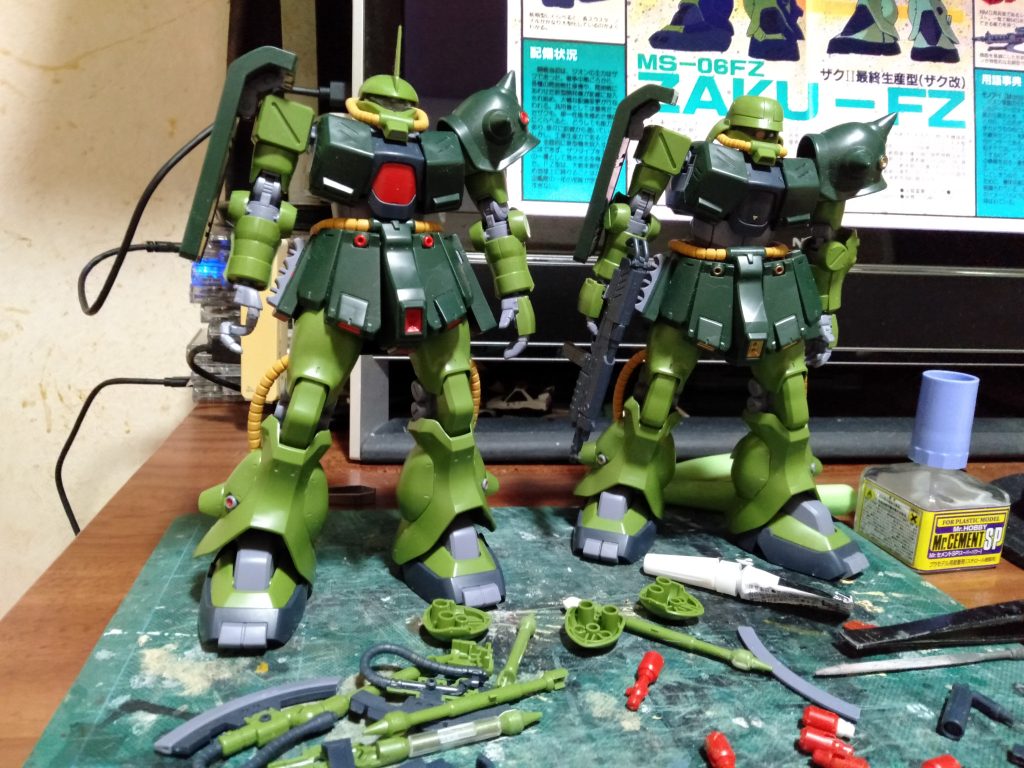 入手した3個の内状態が悪い2個なので、ただ単に立たせるのも面倒くさい位、関節という関節がプラプラで(いい歳した大人が遊ぶなよ)ダメダメの上に、ガンダムマーカーでお絵描きしてるんで(;´д`)トホホです。まぁおかげで定価の価格で入手しましたが。     接着するトコは接着して表面の処理と関節を直していき、モノアイもノズルを使い改造、動力パイプはメッシュホースとMGザクのパイプに置き換えていきます。ハンドパーツもMGザクVer2・0等に使用されてる可動ハンドへ変更、あとは少々の小改造を~と考えてます。まぁヒートホークは以前、首都防衛隊仕様時に改造し終わってるんで、そこだけは楽します。