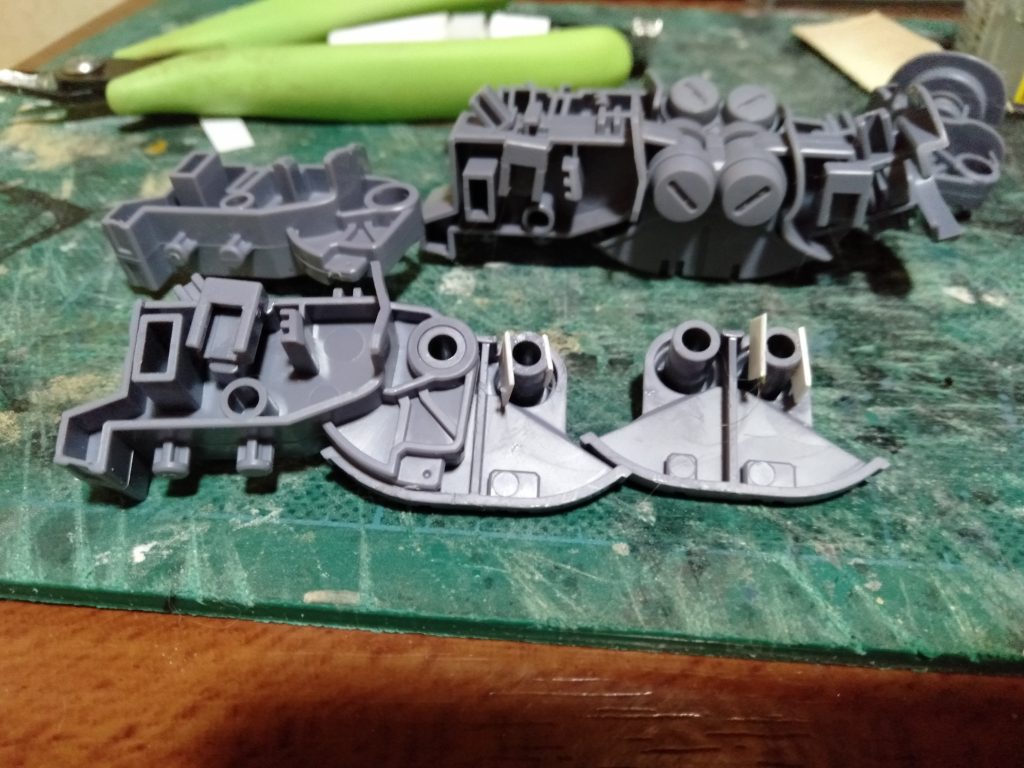 ・・・泣けるわ、いい年した大人が”ブンドド”するだけの為に、関節カットしてやがったわ‼。マジで迷惑❕、仕方が無いからカットされた箇所にプラバンを張り付けたトコロです。模型ってもんは”眺める”ジオラマで飾る”ってもんが大人の遊びなんだわ、製作する過程が”遊び”なんだよ。隊長機には、ザクバズーカを装備させようと思うので、オリジン時空の様な弾倉を製作して装備させます。