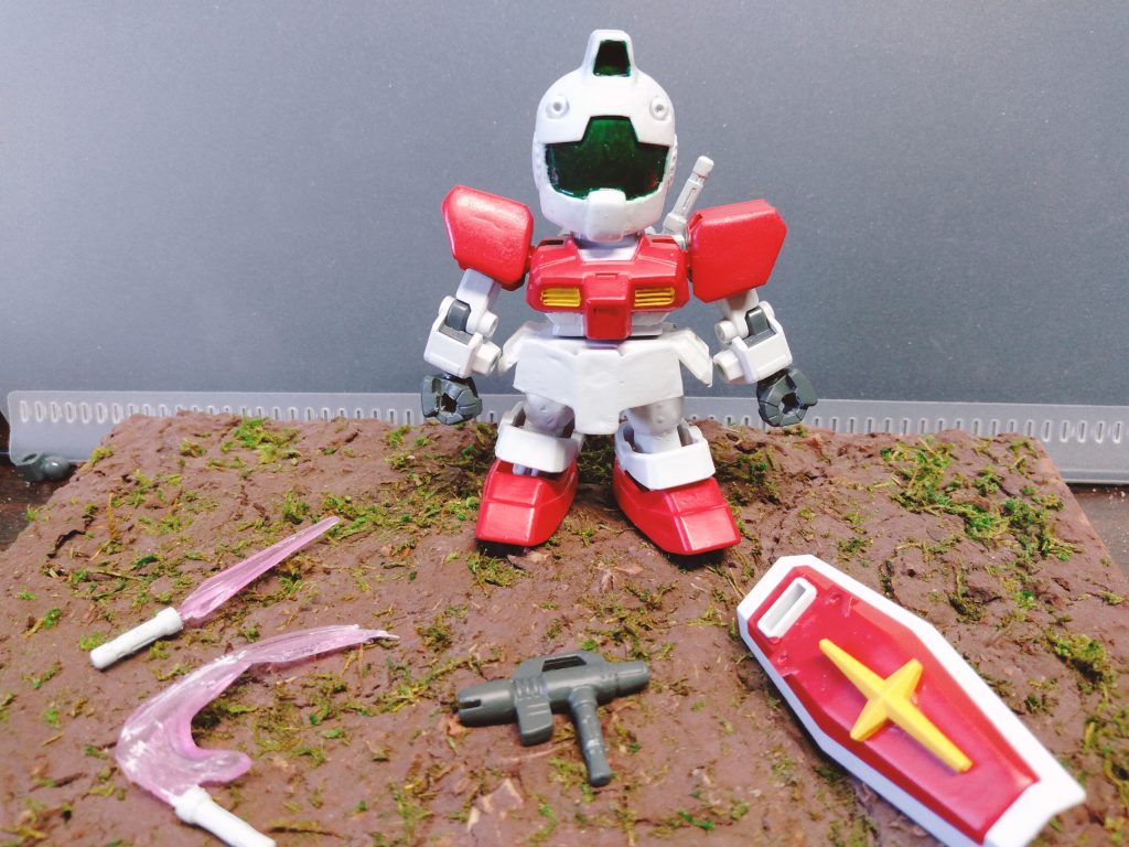 ジムスプレーガンはHGの物を分割短縮してこさえました。これが1番いい出来な気がします。盾はすーぱーふみなさんの物を塗装。連邦マークはHGジムから。