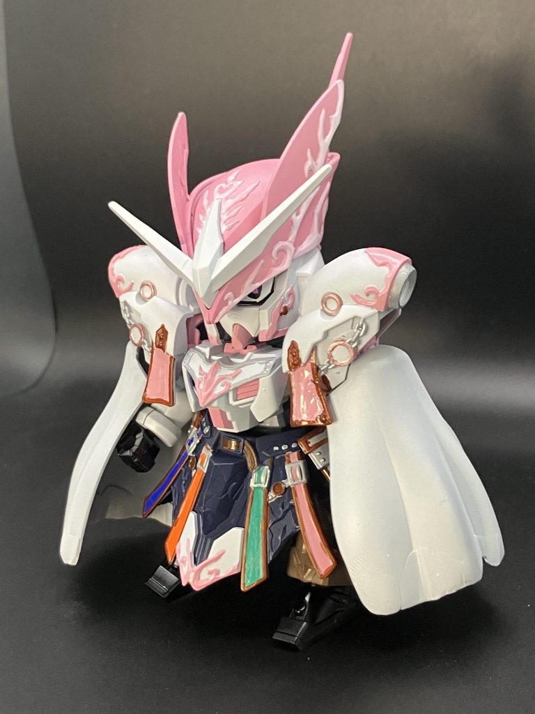 白衣装着形態元のマントの裾がボロボロだったのでパテで平らにしたのですが、内側のヤスリがけが難しくある程度までやって妥協しました