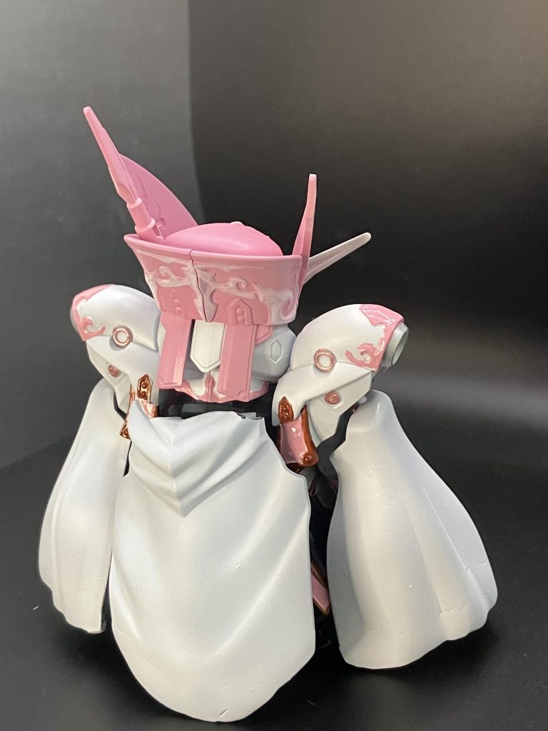 白衣装着背後元々は前面に装着するマントを、ジョイントを追加して背面に装着させました干渉するためバックパックは取り外していますあとから知ったのですが、本家は尻尾が白衣貫通してるんですね…