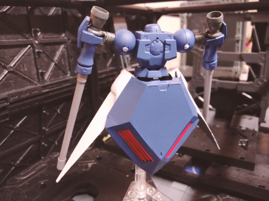 今回は一からサイドスカートと背面スカートをプラ板工作で作ったので本来の滑らかなラインの再現は断念して、角張ったデザインになりました。