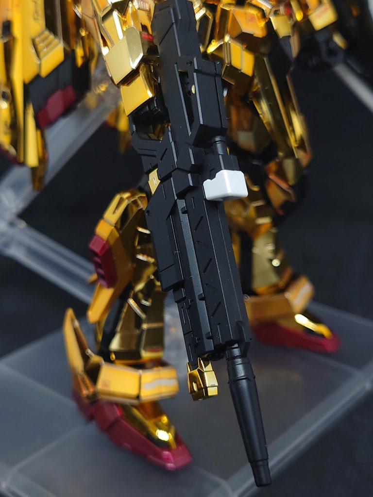 ビーム・ライフル百雷本体はサフのブラックのみセンサー部分の白はホワイトパール内部はブルーメタリックで塗装してます。ビーム・サーベルの柄はサフのブラックサーベル根元部分のゴールドメッキは艶有りクリアーで塗装。