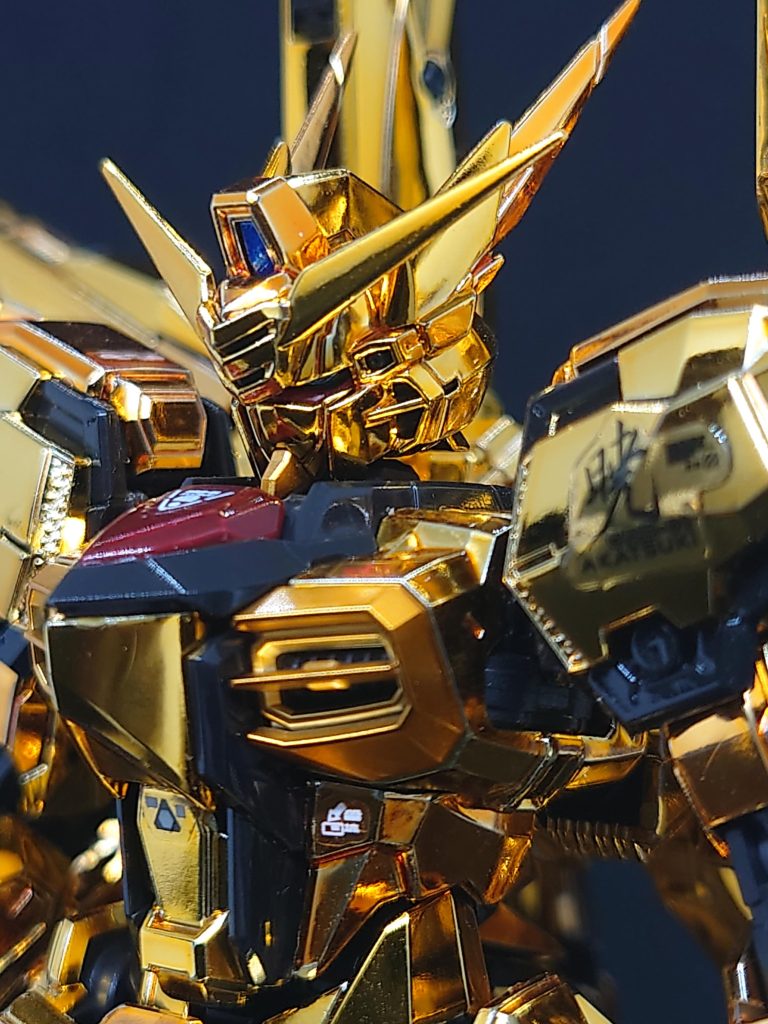 頭部、胴体ドアップ。研磨してクリアーで仕上げたおかげか、肩に貼ったシールの《暁》もテカテカ✨胸部ダクトの艶消しゴールドはシールも貼る場所ではなかったので何もせずです。頭部ツインアイ、センサーはブルーメタリック+艶有りクリアーで塗装してます。