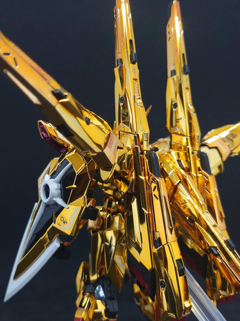 背部シラヌイユニット。アンダーゲートが使われてなかったので、該当箇所をかる〜く水性のゴールドで筆塗りシールを貼った後は本体同様、クリアー塗装→8000番で研磨→再度クリアー塗装の工程で仕上げました。内部のフレームも本体同様、サフのブラックで仕上げてます。 シラヌイパック…わりと大きい。