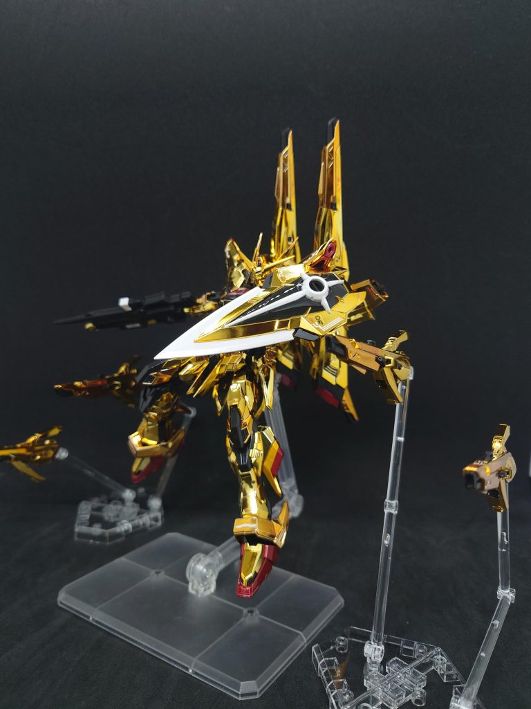 台座を使ってのドラグーン展開状態。付属のウェポンディスプレイを使っての展開。展開ギミックもキチンと動いてくれたのでヨシ(gandam-hand2)