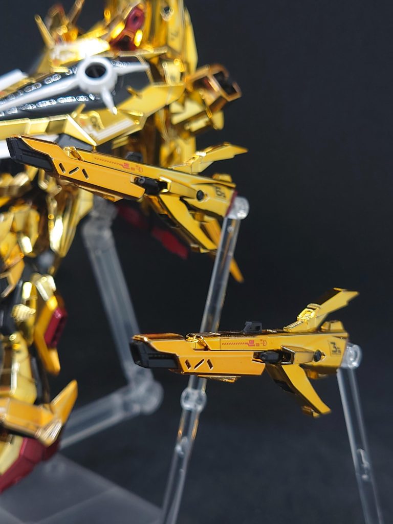 ドラグーン本体。後方スラスター?部分が展開。銃身も前方にスライド。