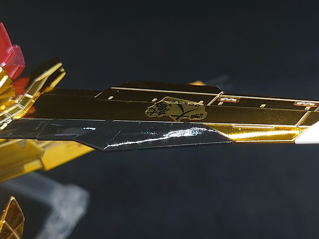 大鷲のシール部分。8000番のカミヤスで磨いたおかげか、クリアーを塗装した後の透明度が増してます。