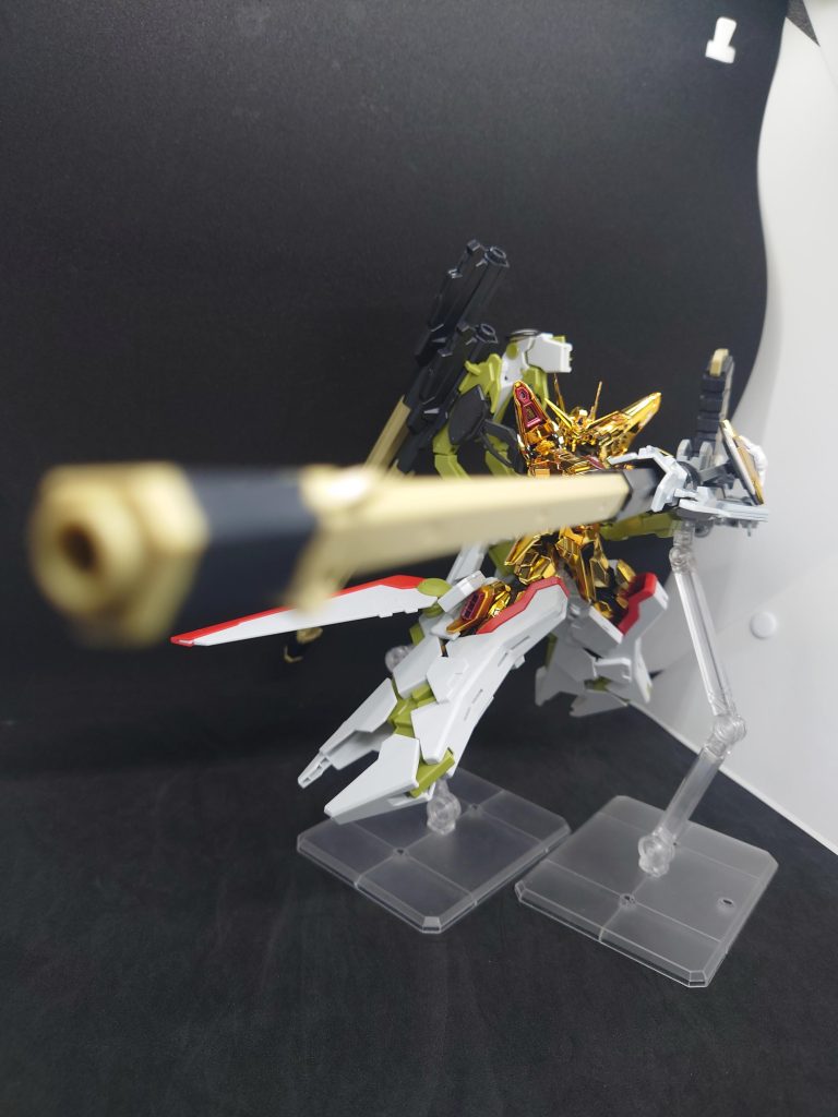 おまたせしましたゼウスシルエット装備ver.説明書とにらめっこしながら、必要なパーツの取付けを行いました。わりと簡単そして付属の脚部ポージング用のパーツが良い仕事をしてくれました(gandam-hand2)そして相やはりデカい(gundam-kao5) 以上、新年1発目の作品でした〜