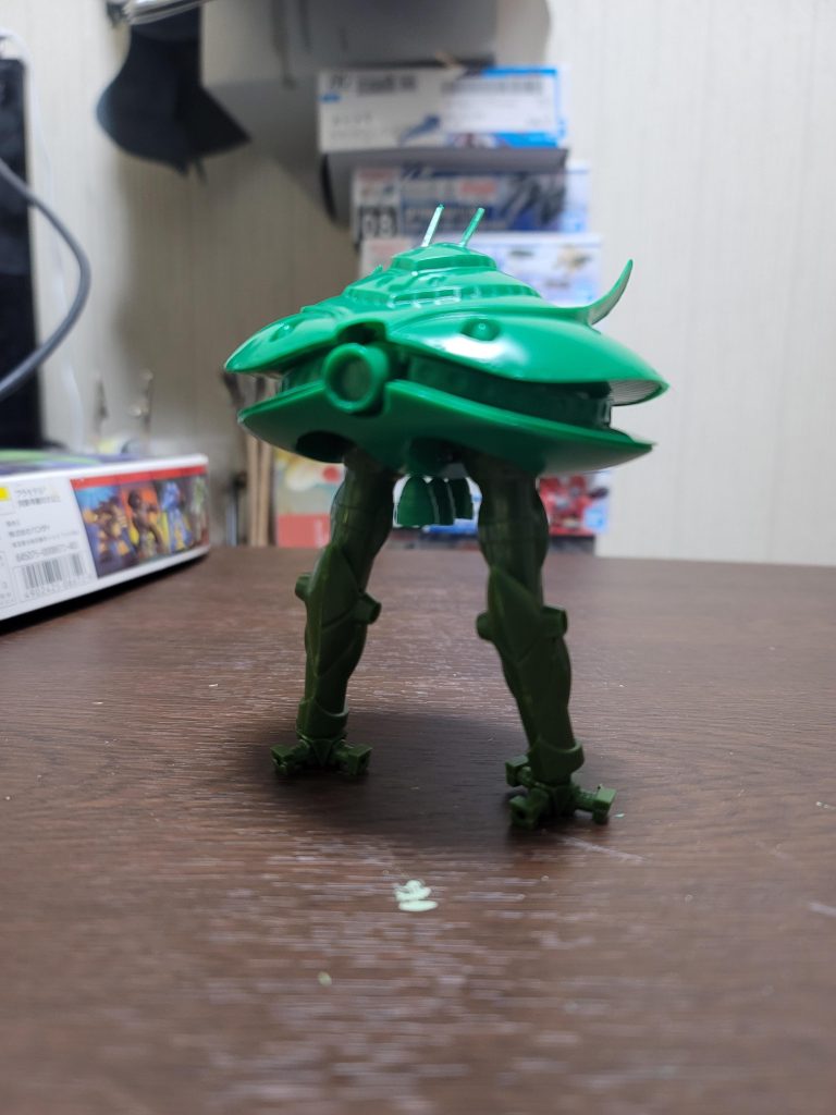 こうして見ると、近代のガンプラと比べると歴史を感じずにいられないですねとはいえ貴重なビグザム。飾っておきます。