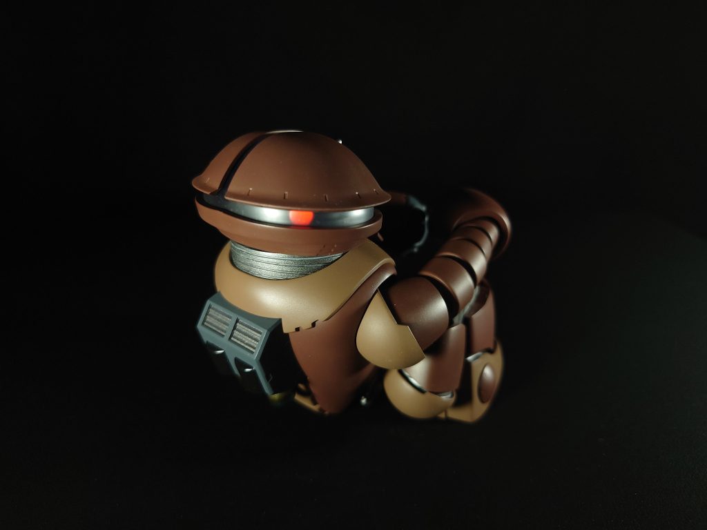 モノアイレールの左右斜め後ろをカットして、モノアイが水平方向に360度、回転するようにしました。