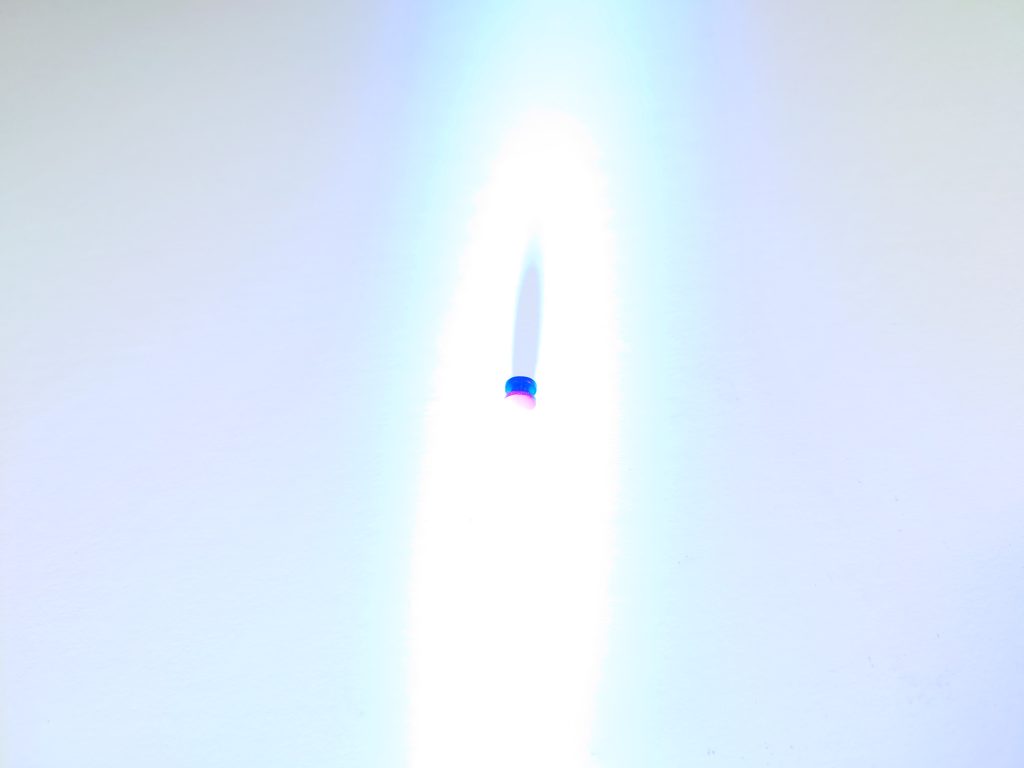 背景は白にするつもりで、布や紙で試しましたが、漂白剤(?)のせいか、紫外線で背景が発光・・・やむなく、背景は黒にしました。