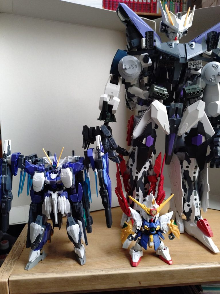 主人公機(1/144)&主人公の父親機(SD)と比較。あまりにデカ過ぎて撮影用の大型のプラモの箱ですらはみ出してしまった。