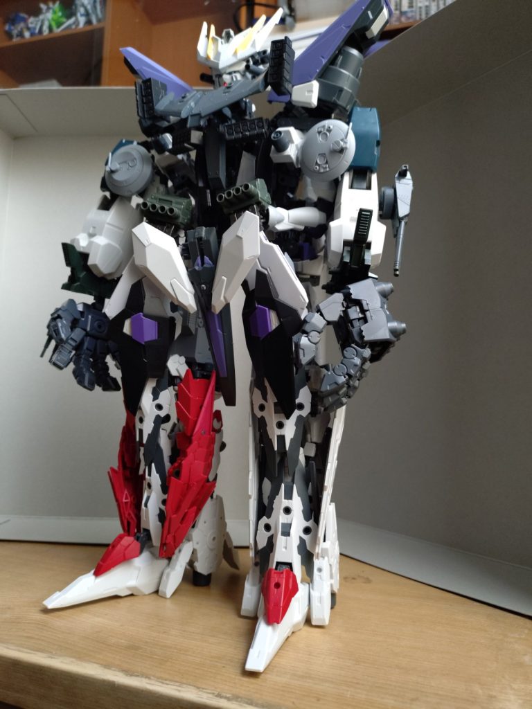 合      体      !    真 ・ タ イ ラ ン ト ギ ガ ー ス ! ! GBNシステム上において4機分の攻撃力・4機分の防御力・4機分の出力を持つ決戦兵器。必殺技扱いの合体のためエネルギーを常時消費しており稼働時間が短いという弱点は改修前と同じだが、改修によりエネルギー総量が増加しているため以前の1.5倍近い時間合体を維持することができる。頭部ビームガン、頭部ハイメガキャノン、胸部連装ミサイル、腹部連装ビーム砲、両腕部連装砲、左手甲部ビームランチャー、右手甲部連装砲といった多数の武装が使用可能で、肩アーマーを前方に展開することで超高出力の大型GNメガキャノンを発射することも可能。その巨大な拳はそれだけで地形を変えるほどの破壊力を持ち、改修前のメイスや蛇腹刀といった手持ち武器はもはやその威力に耐えることが出来ないためオミットされた。