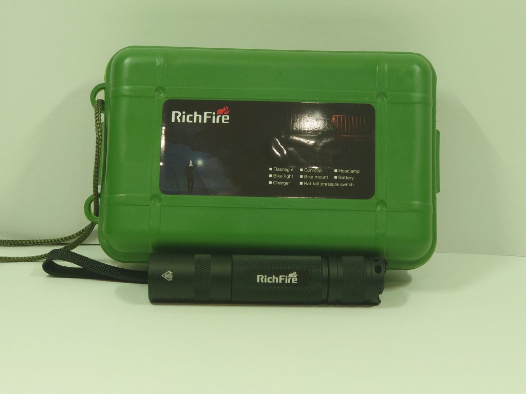 紫外線ライトは「RichFire」