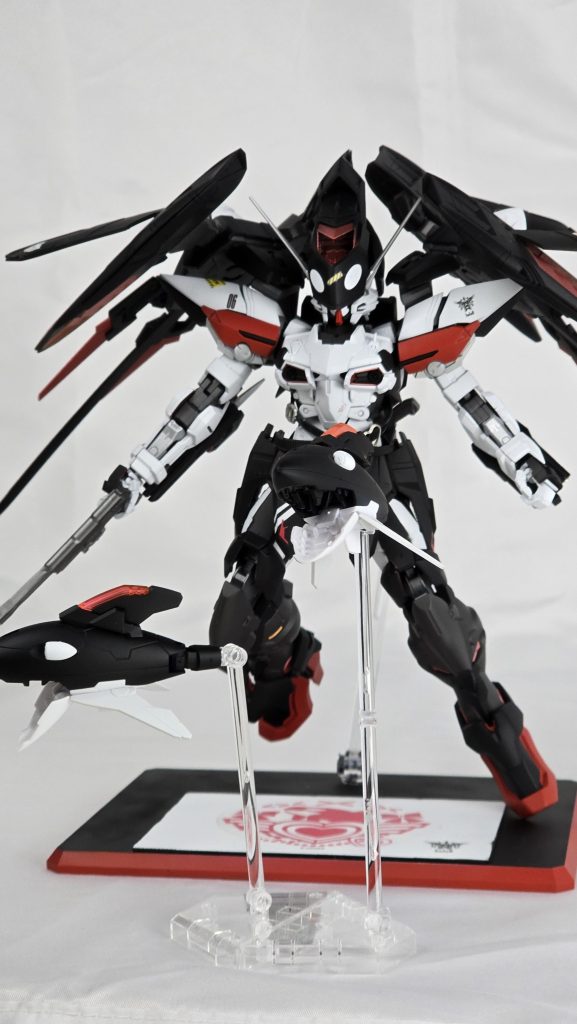 索敵用装備、「スコープマスク」散布した粒子の流れを可視化し、粒子に触れている敵機の位置を把握する機能を持つ試作兵装「エコードラグーン」敵機の電子機器を狂わせる音波を粒子に乗せて発振する遠隔兵装噛み付く形で攻撃することも可能