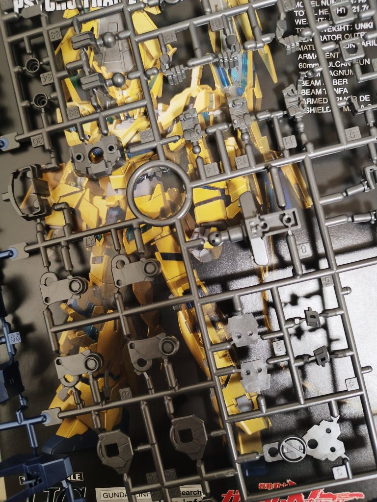 関節部分はガンメタっぽい成形色使われてるんだ〜とここで完全に期待度MAXです。