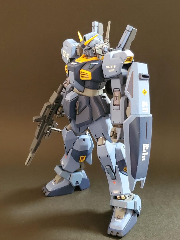 2025年最初のガンプラなにを作ろうか~🤔と考えてましたが、ここしばらく大好きな『青い機体🟦』を作ってな~い😱‼️という事で唐突に脳内に降ってきたカラーリングのガンダムMkIIを製作😊🎶青い機体という事で連邦軍仕様のハイザックと同じ感じに仕上げてみました👍️年始めなので、負担がかからない軽め製作で今回はカラー変更のみ😊💦合わせ目消しと足ふくらはぎの色分割のためにスジ彫りを加えた程度の仕上げてす🙌