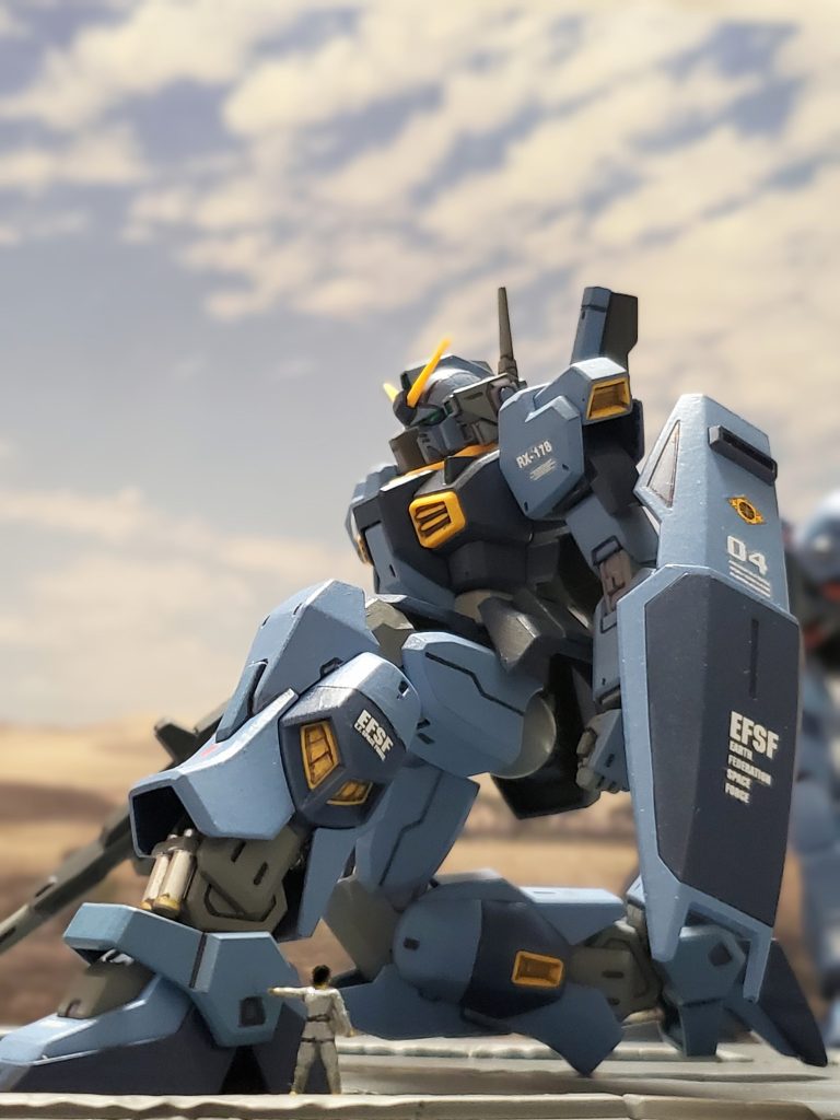 宇宙世紀0087年4月、修復の完了したRX-178 ガンダムMkII4号機はカナダに位置する北米オークリー基地に正式に配備された🎵パイロットには同基地のエースであるコウ・ウラキ中尉が選ばれた🙌数年ぶりに再びガンダムを見上げ搭乗出来る事を喜ぶ中尉😊🎵しかしデラーズ紛争以降、ジャミトフ中将のやり方、ティターンズの非道とも言える行い、ティターンズの指揮系統下で連邦軍としてエゥーゴ、カラバと戦う事に疑問を抱いていた🤔💦