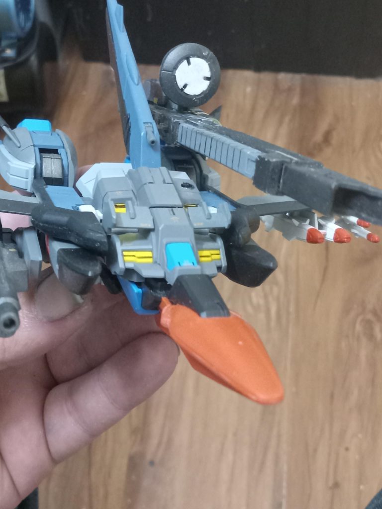 左脚の後ろに3mmの穴を開けて取り付けました。翼に取り付けるつもりでしたが、そうするとミサイルを取り外さなければならなくなります。バックパックの穴はMSモードでの収納用です。