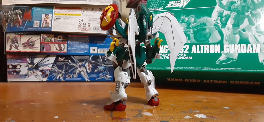 脚部外側のスラスター、色分けしないのも味が無いなーと。メタルロボット魂のアルトロンを参考にシルバーで塗ってみました。やはり見て育った世代だからか90年代のガンダムやロボットのデザイン見ると馴染み深い。ただ線が多いからスミイレが大変。