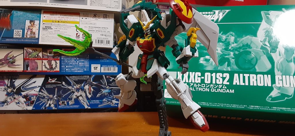 アルトロン作ったの初めてで、改めて色んな部分をじっくり見て「ここはこうなってたんだな」と発見だらけ。ウイングの先にもスラスターあるの全く気づいてなかった。