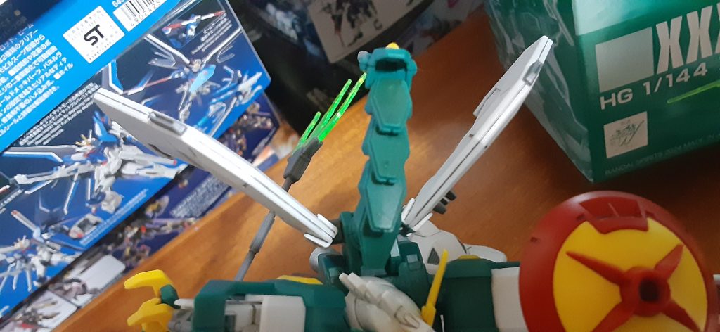 このウイングバインダーの付け根部分、そのままだと隙間が空いてしまうので接着するのオススメします。以上ありがとうございました。