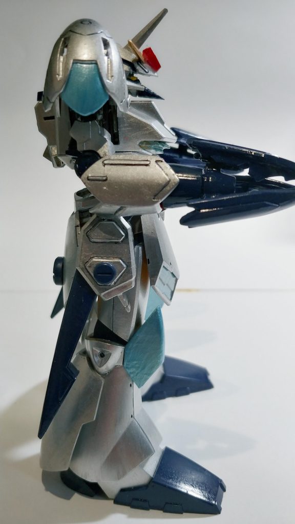 左右の腰はアストレイのフライトユニット。変形合体する予定だったのが自分の腕の無さで諦めた名残ですね。腕はアメイジングバルバトスの腕を切ってバックパックの爪を無理やりくっつけました。腕の長さを自然にするのに苦慮