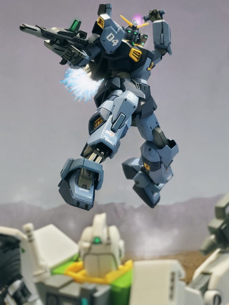 葛藤しながら戦うウラキ中尉は敵味方から噂になるような戦い方をしていた🤔💦カラバのパイロットは民間人も多く、戦闘能力は決して高くなかった❗故にエースパイロットであるウラキ中尉は、相手との技量差を武器に戦う👊✨機体性能を活かしバーニアで大きくジャンプしカラバのジムIIの眼前に一気に迫るMkII4号機‼️