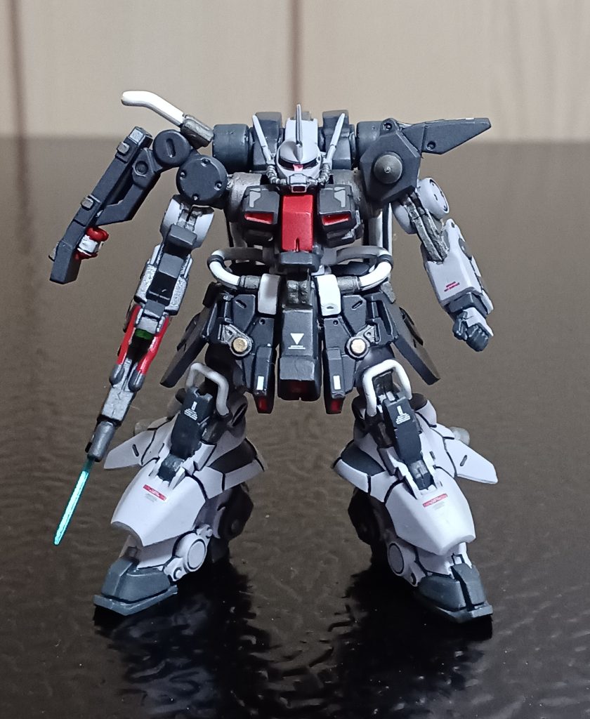 正面からのショット。今作は右腕の根元が破損しちゃったので、ちょっとバランスが悪いかも(gundam-kao5)