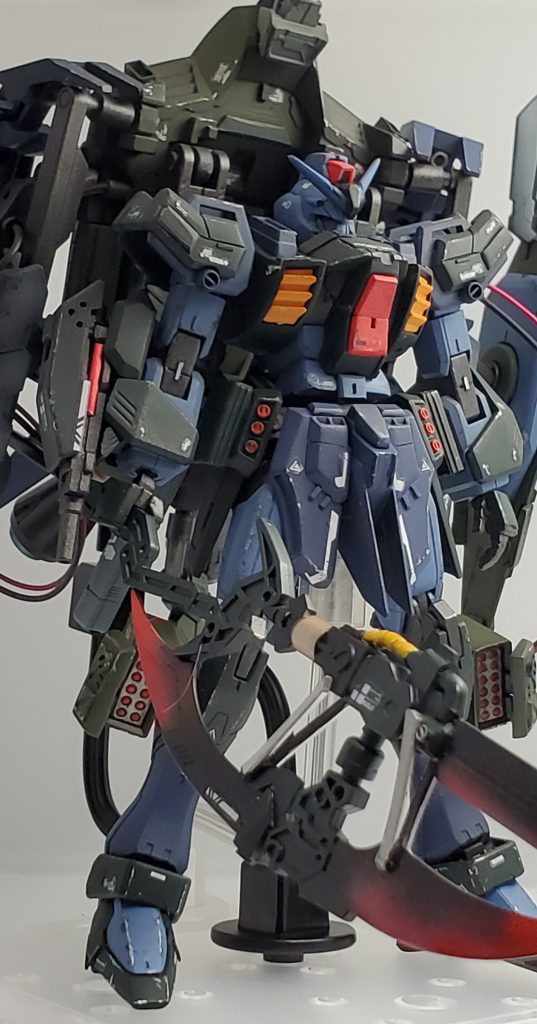 メイン武器のニーズヘグをハルバート(槍斧)にしました。腕部をEGストライク下半身をデスティニーガンダムに変えてミサイルポッド装備やプラ版にて装甲を増しました。目つきを悪く頭部に奥行きをつけたらツインアイが見えないほどになってしまいましたが結果ヨシとします。