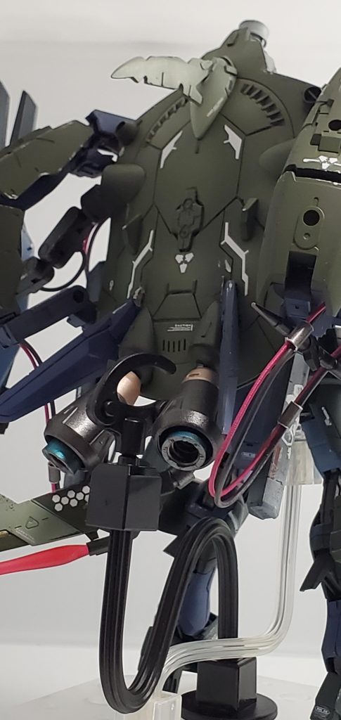 自重に耐えることは不可なんで支えは必須!