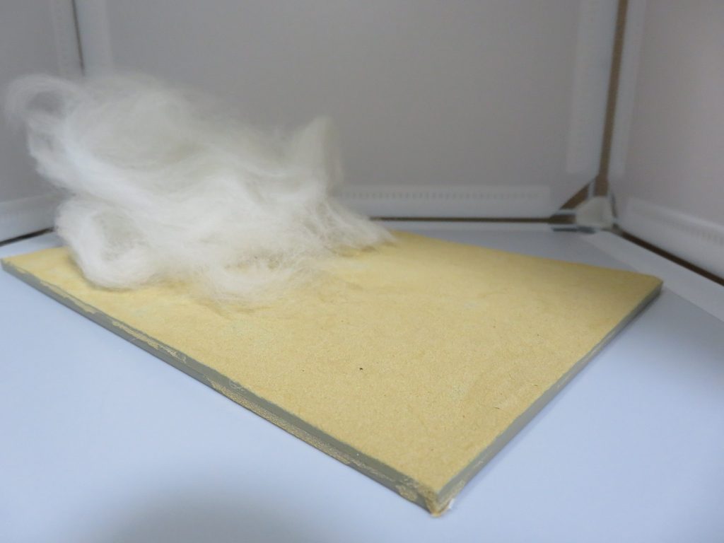 簡易的なジオラマベースタミヤの情景テクスチャーペイント（ライトサンド）で塗装したあとに、手芸用の綿を軽く塗装して砂埃として用意。