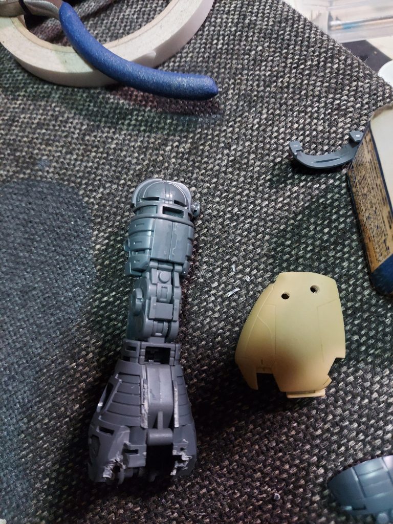 フレームがデカすぎてハマらない！干渉する部分をブッた切りーの　削りーの