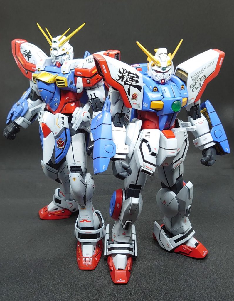 シャイニングガンダムと。羽があるのでどうしてもゴッドが後ろになる。