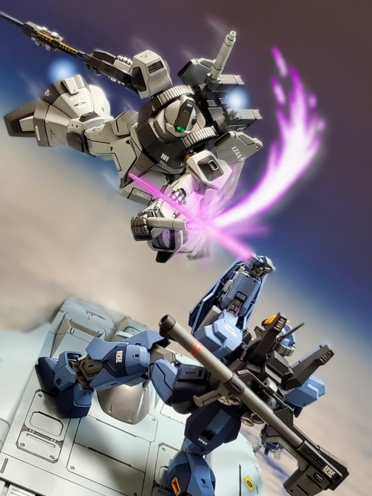 上空での戦闘において命綱ともいえるドダイを離れハイパービームサーベルで激しく斬りつけてくる白いリック・ディアス‼️そしてリモートコントロールのドダイ改に着地して再び攻撃してくる‼️どうやらこれまでのパイロットと違い、かなりの猛者のようだ😱❗空中戦でのヒット&アウェイ❗そこから繰り出される重い一撃❕かつてのアナベル・ガトーのような強者の威圧を感じるウラキ中尉😓💦