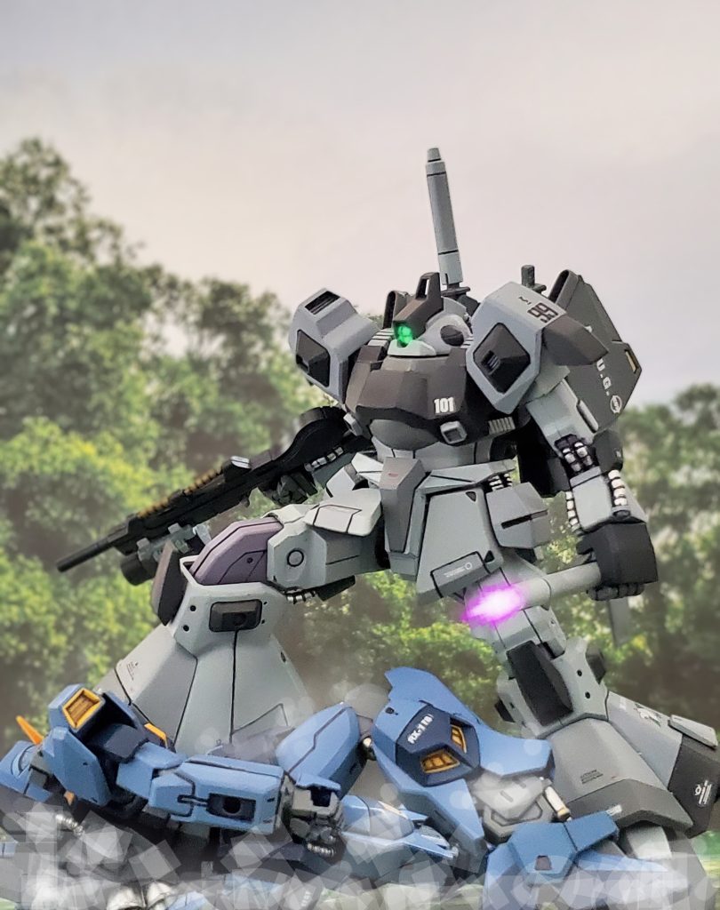 バランスを崩し倒れたMkIIに踏み乗る白いリック・ディアス😱💦そしてそのパイロットは、なんと接触回線でウラキ中尉に話しかけてきた🔊『お前が敵を撃破しないという噂のガンダムだな?私はエゥーゴ所属のホワイト・ウルフ大尉❕腕は一流のようだが迷いを抱きながら戦っているな?今からでも遅くない❕ティターンズの有り様を知って疑念があるなら我らの同士となれ‼️』そうウラキ中尉に言い放つと、そのリック・ディアスは仲間のドダイと共に上空へ去っていった…👀✨