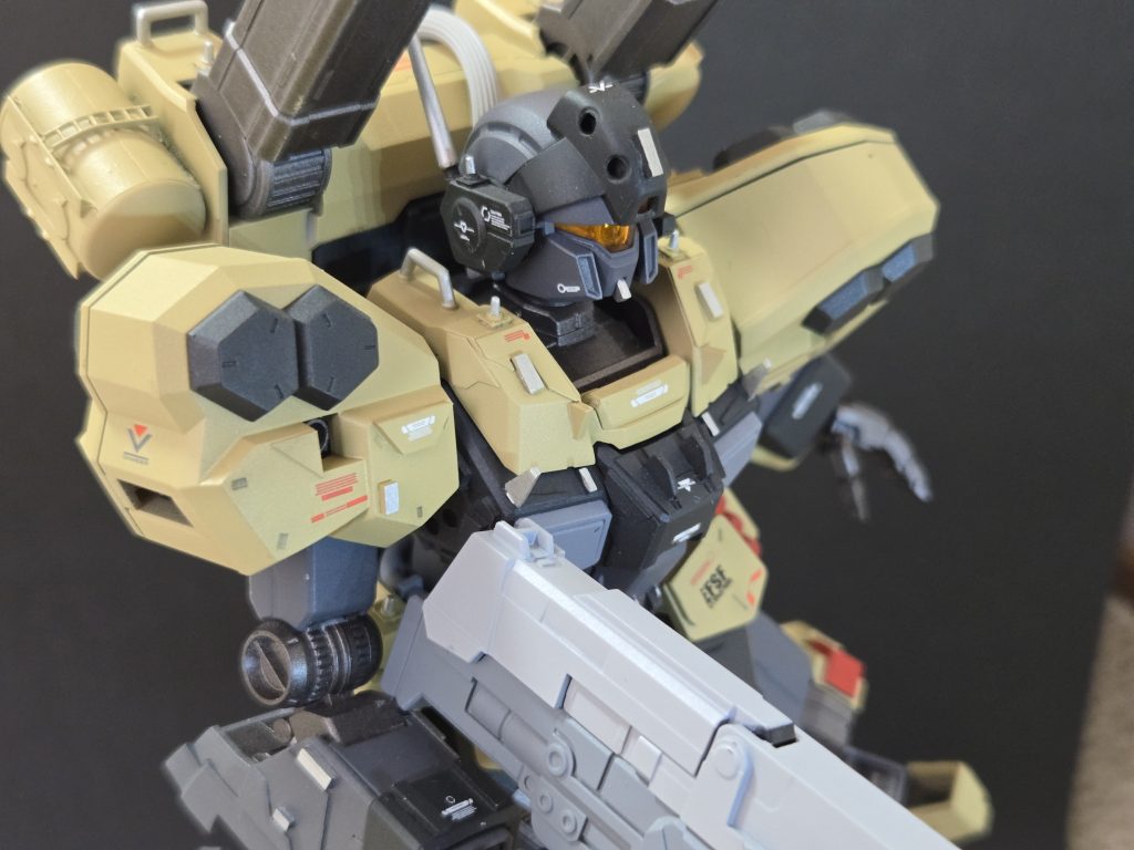 ライフルはまだ製作段階なので載せるつもりが無かったんですが、雰囲気を大事にして持たせます、笑フレームは得意の黒鉄色を使っているので、照明が鈍く反射してそれっぽく見えます。見えることにしてください。