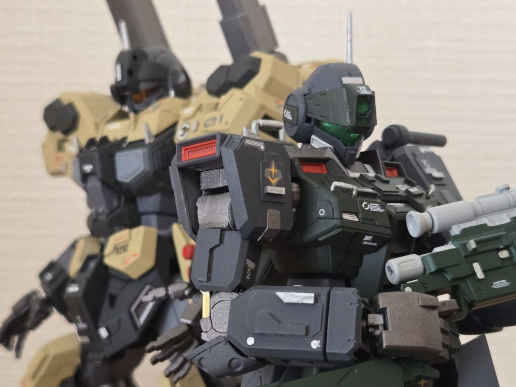 今回は以前製作したジムスナイパーⅡエコーズ仕様と並べられるようなカラーリングを意識しました。似た色合いで、中々それっぽくなってるのではないでしょうか? 実は私、昨年11月に引っ越しをしまして、その影響で製作が遅れ、完成が大晦日の夜18時でした( ´∀` )更にはこちらへの投稿も、新年明けてから13日が経ってしまいました...正確には2024年ラスト作品ですが、2025年初投稿ということで、最新作のタグを付けさせて頂きます笑恐らく2025年初作品は、89式ベースジャバーになるかな...?製作が遅い上に中々投稿も浮上もしない私ですが、本年もどうぞ宜しくお願い申し上げます。Happy New Year!