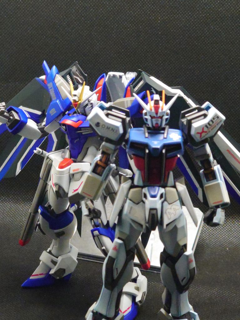 最後は以前作ったライフリと並べて。ガンプラを作る機会が年々減ってますが、今年はもうちょい何か作れたらなあと思ってます。新工場稼働で買いやすくなれ~!