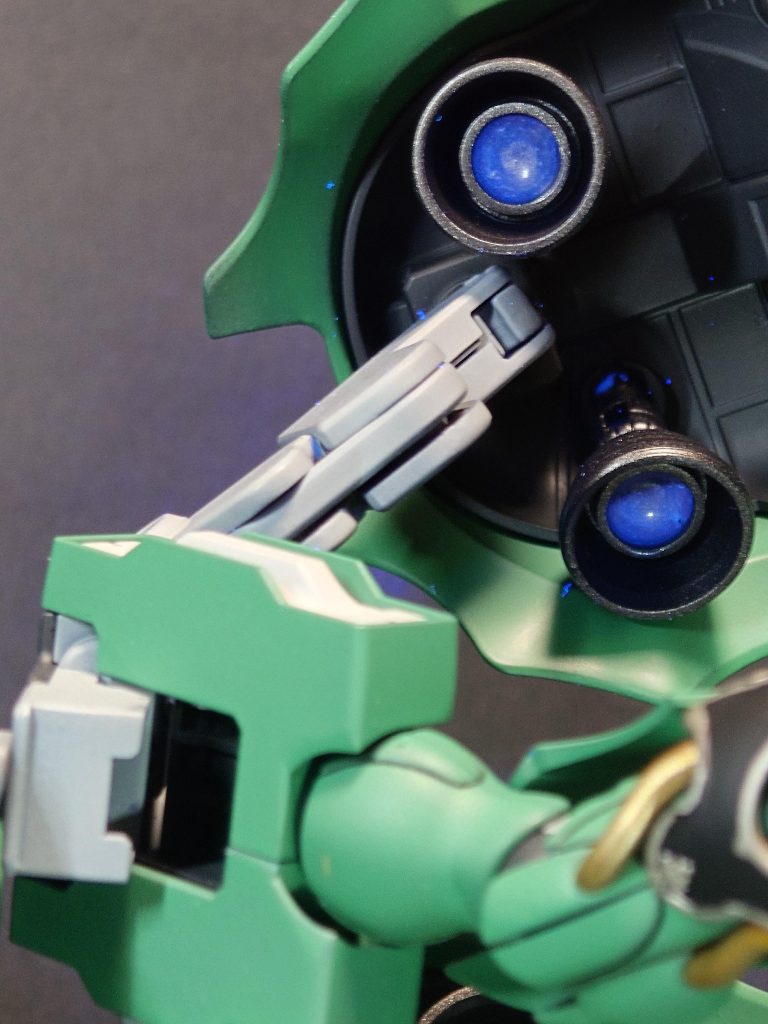 モノアイを蛍光塗料の塗布、バーニア部はUVレジンに蛍光ペンを混ぜてブラックライトで発光します。